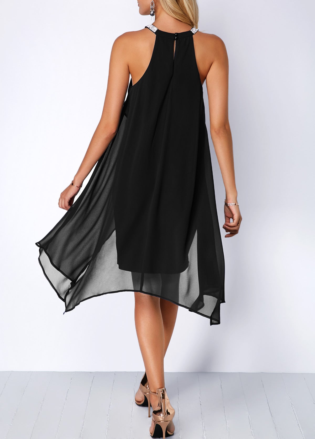 Vestido de chiffon e decote embelezado