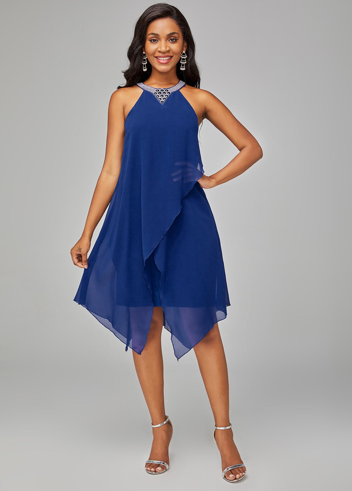 Vestido de chiffon e decote embelezado