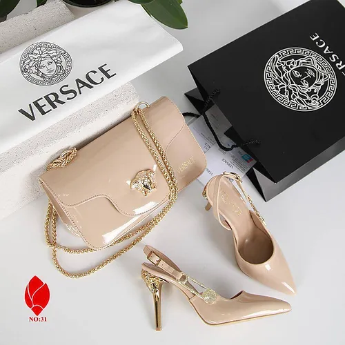 Sapatos e bolsa combinada