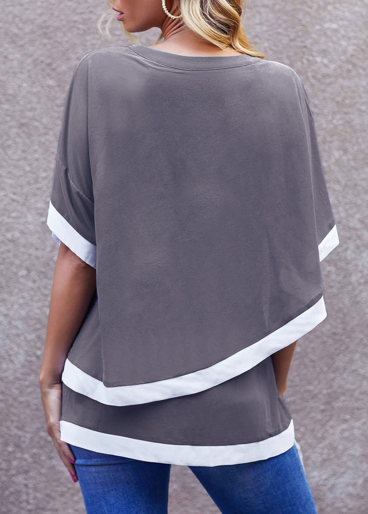 Blusa com decote embelezado em camadas contrastantes