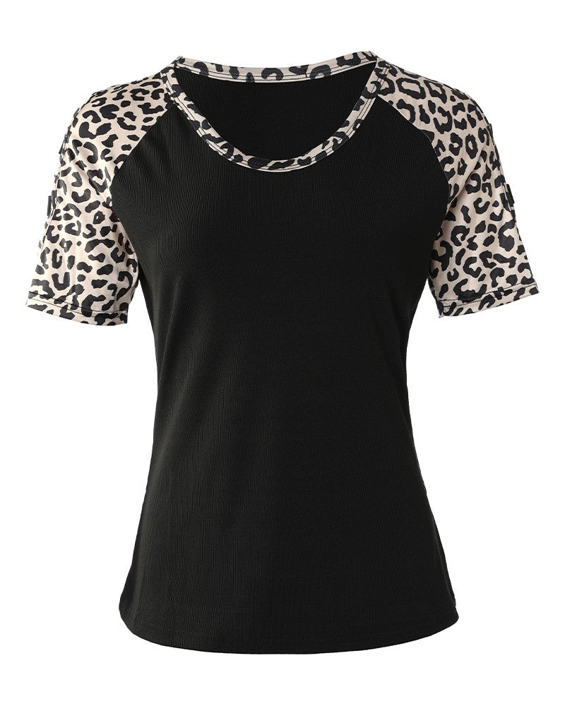Camiseta de manga curta com estampa de guepardo recortada