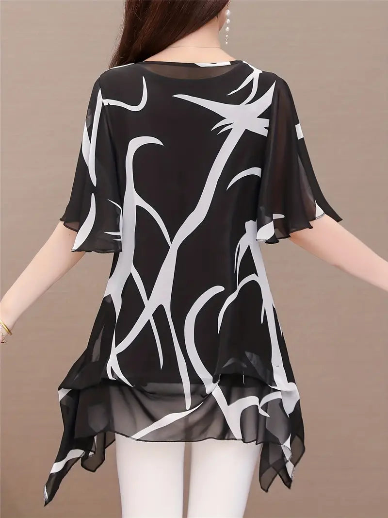 Blusa solta com estampa aleatória, meia manga e bainha assimétrica