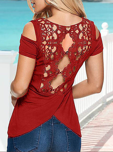 Camiseta feminina ombro frio com renda decorativa