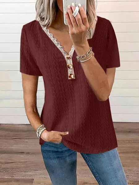 Camiseta de manga curta com botões de renda e decote em V