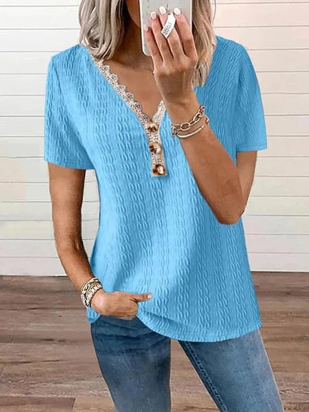 Camiseta de manga curta com botões de renda e decote em V
