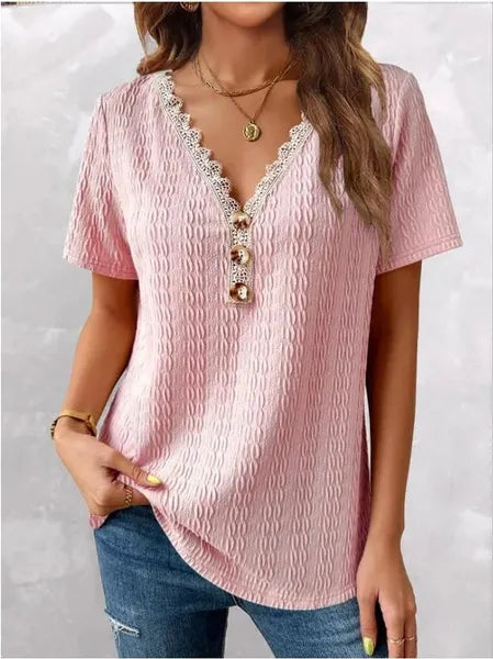Camiseta de manga curta com botões de renda e decote em V