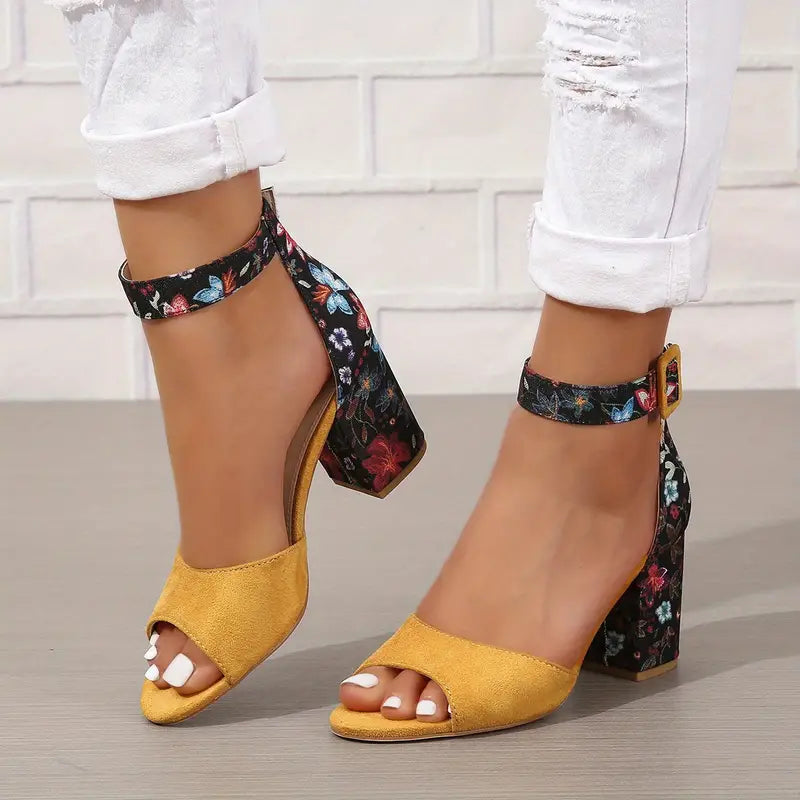 Sandálias femininas de salto grosso, peep toe com estampa floral e salto alto com tira no tornozelo