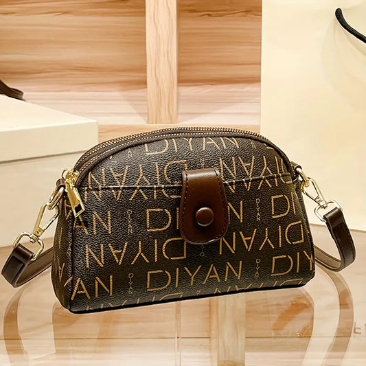 Bolsa de ombro pequena com estampa de letras clássicas