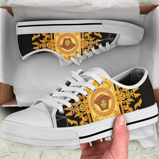 Sapatilhas com desenho de marcas de luxo: VERSACE