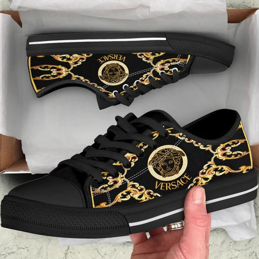 Sapatilhas com desenho de marcas de luxo: VERSACE