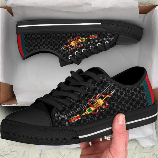 Sapatilhas com desenho de marcas de luxo: GUCCI