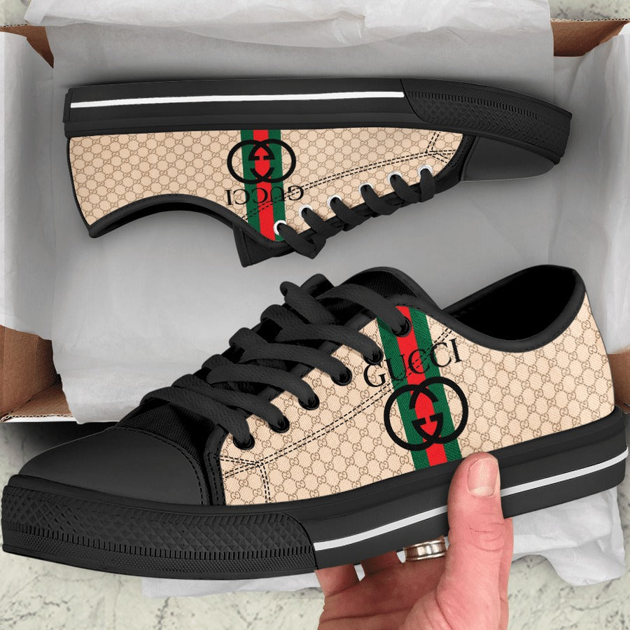 Sapatilhas com desenho de marcas de luxo: GUCCI