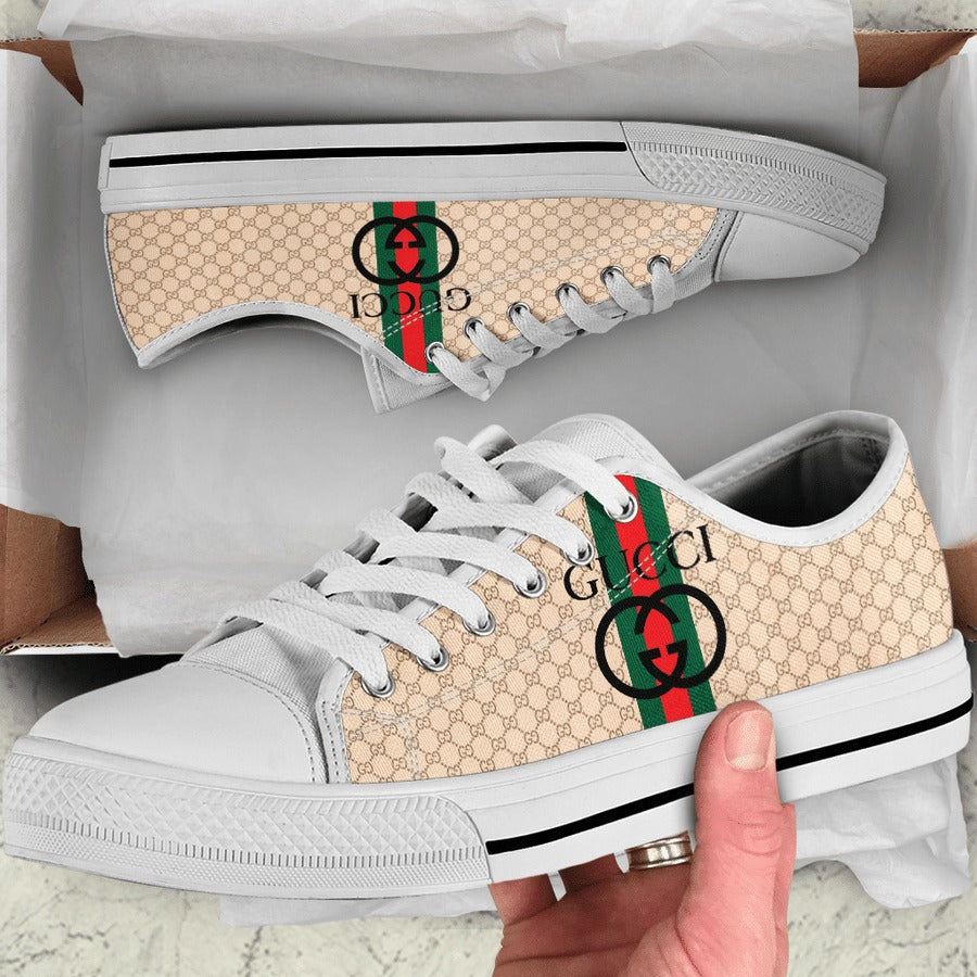 Sapatilhas com desenho de marcas de luxo: GUCCI