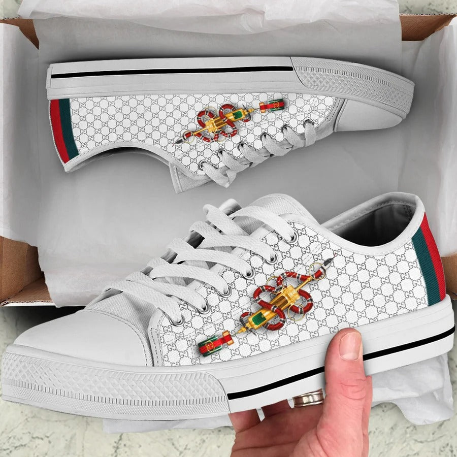 Sapatilhas com desenho de marcas de luxo: GUCCI