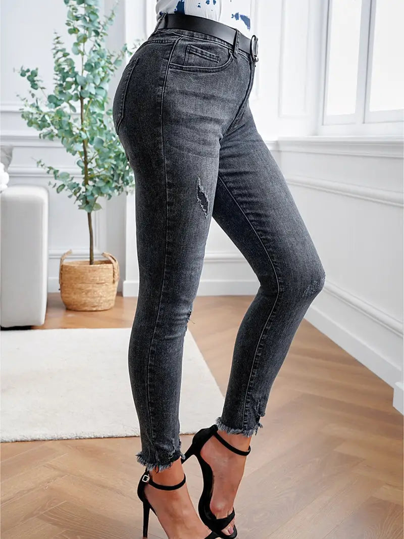 Calça skinny cintura alta desfiada no tornozelo