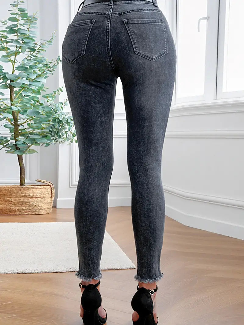 Calça skinny cintura alta desfiada no tornozelo