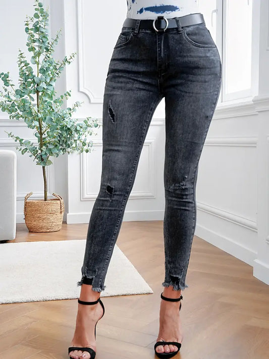 Calça skinny cintura alta desfiada no tornozelo