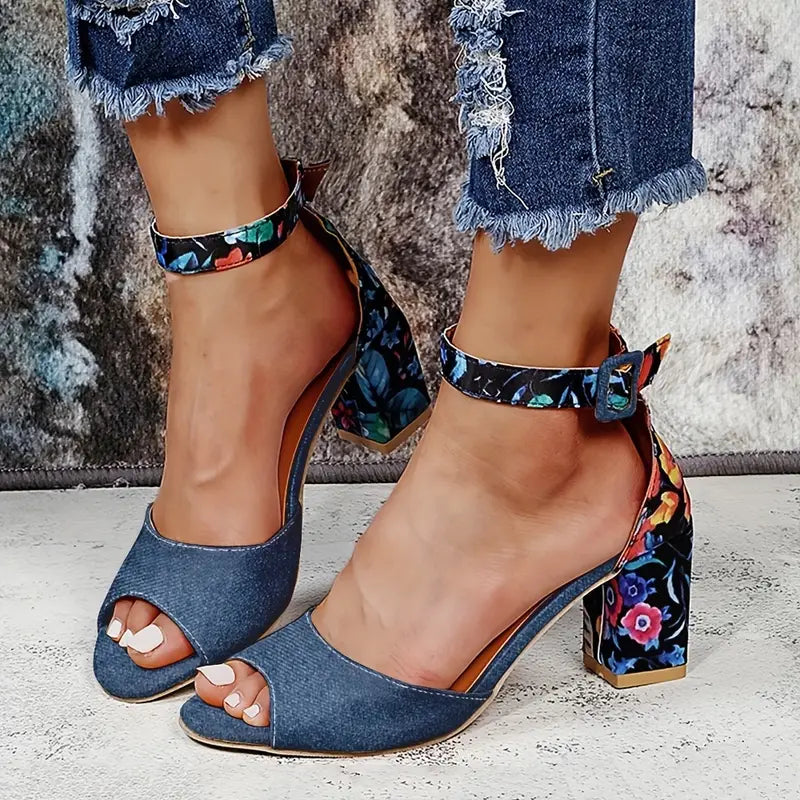 Sandálias femininas de salto grosso, peep toe com estampa floral e tira no tornozelo,