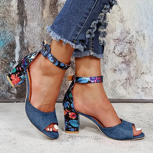 Sandálias femininas de salto grosso, peep toe com estampa floral e tira no tornozelo,