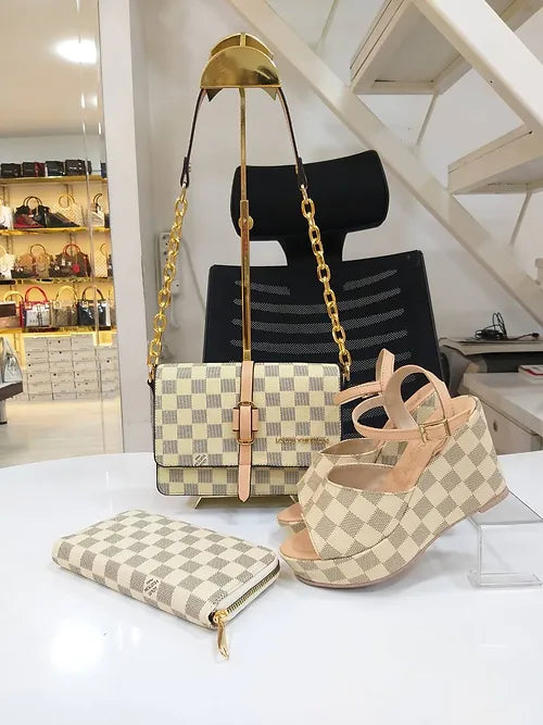 Sandalias e bolsa combinada LOUS VUITTON