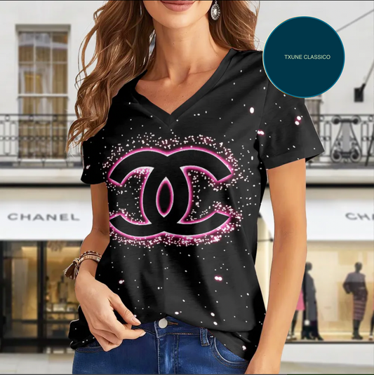 Camiseta CHANEL com decote em V;