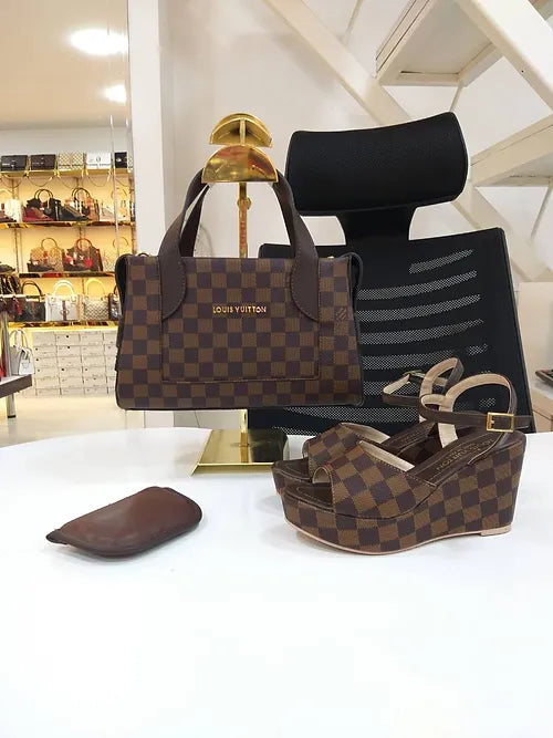 Sandálias e bolsa combinada LOUIS VUITTON