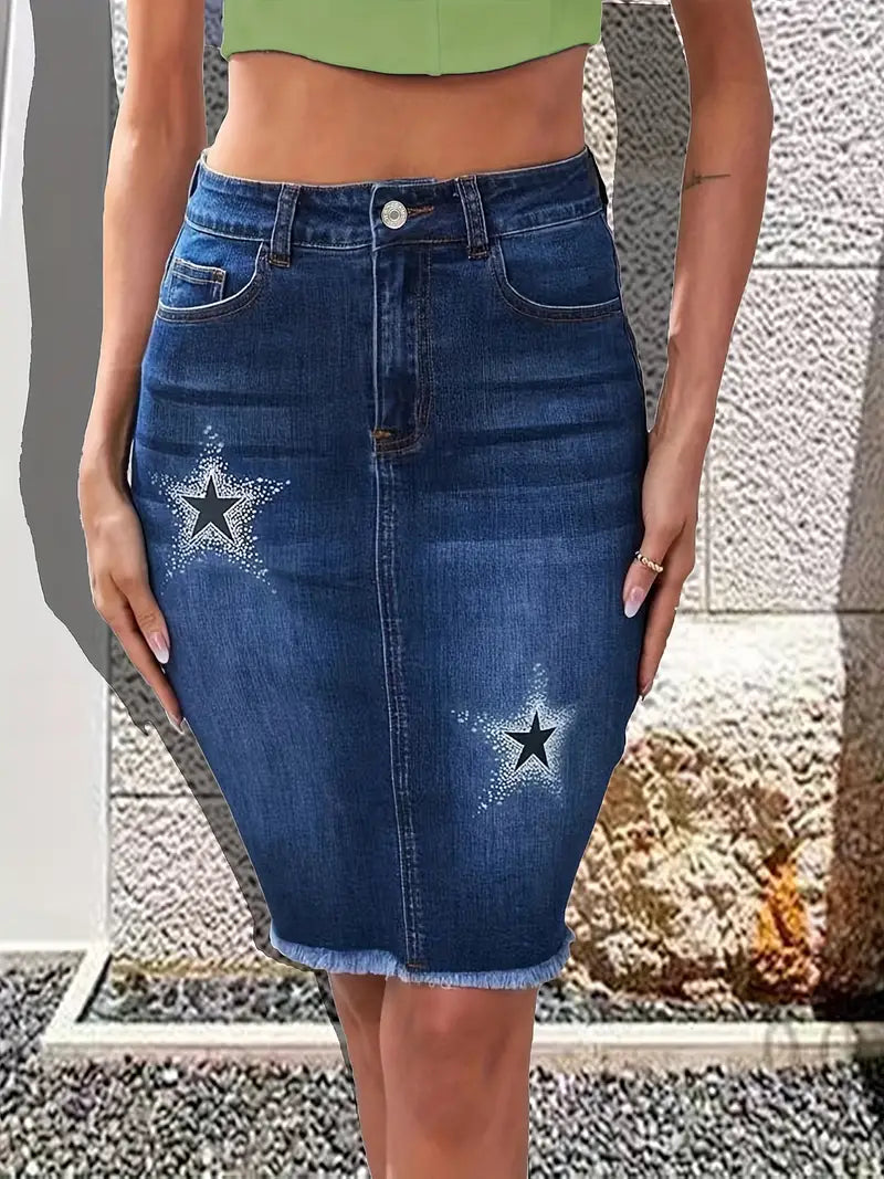 Saia lápis jeans com bainha crua com padrão estrela, cintura alta,  com zíper e fecho de botão