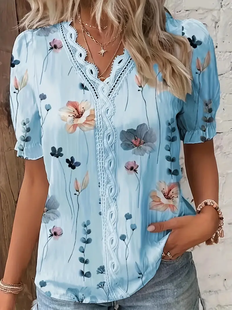 Blusa com estampa floral com decote em V e renda