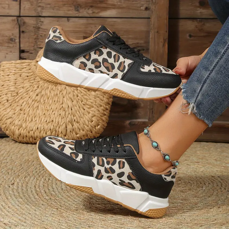 Sapatilhas feminino com estampa de leopardo, sapatos confortáveis de cor sólida com cadarço e cano baixo