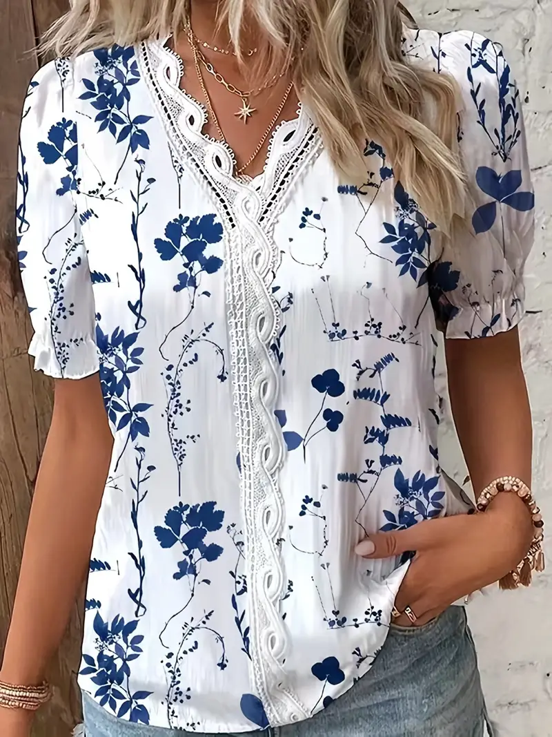 Blusa com estampa floral com decote em V e renda