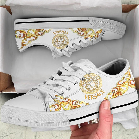 Sapatilhas com desenho de marcas de luxo: VERSACE