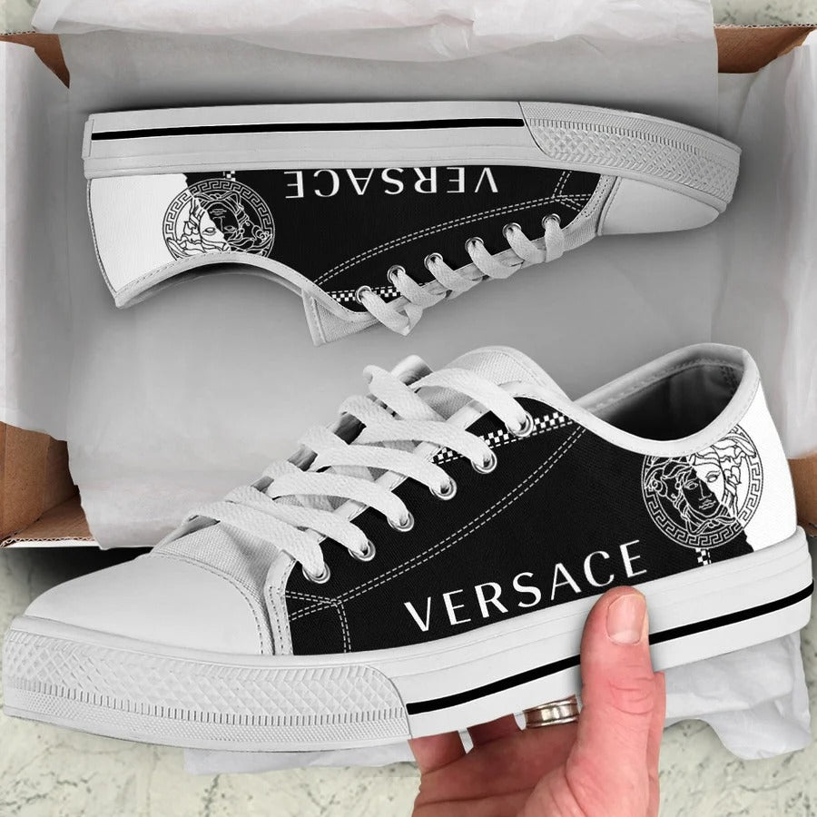 Sapatilhas com desenho de marcas de luxo: VERSACE