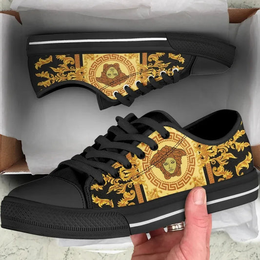 Sapatilhas com desenho de marcas de luxo: VERSACE