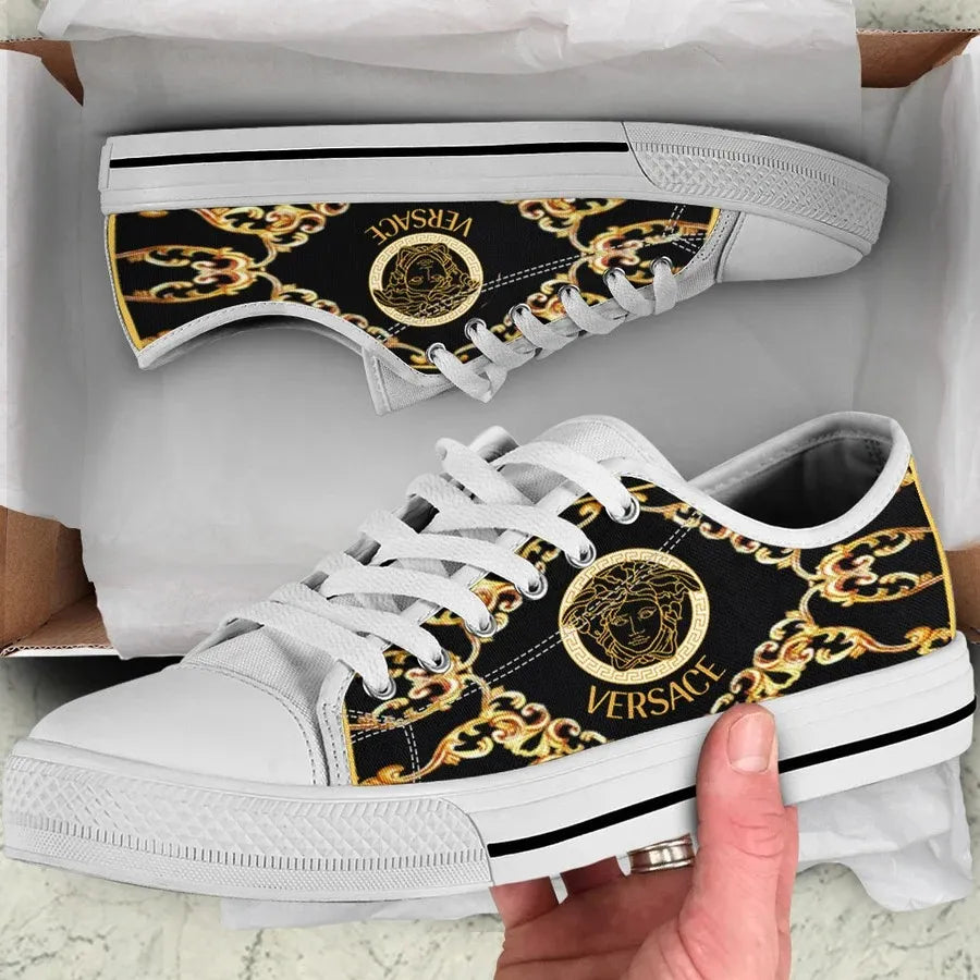 Sapatilhas com desenho de marcas de luxo: VERSACE