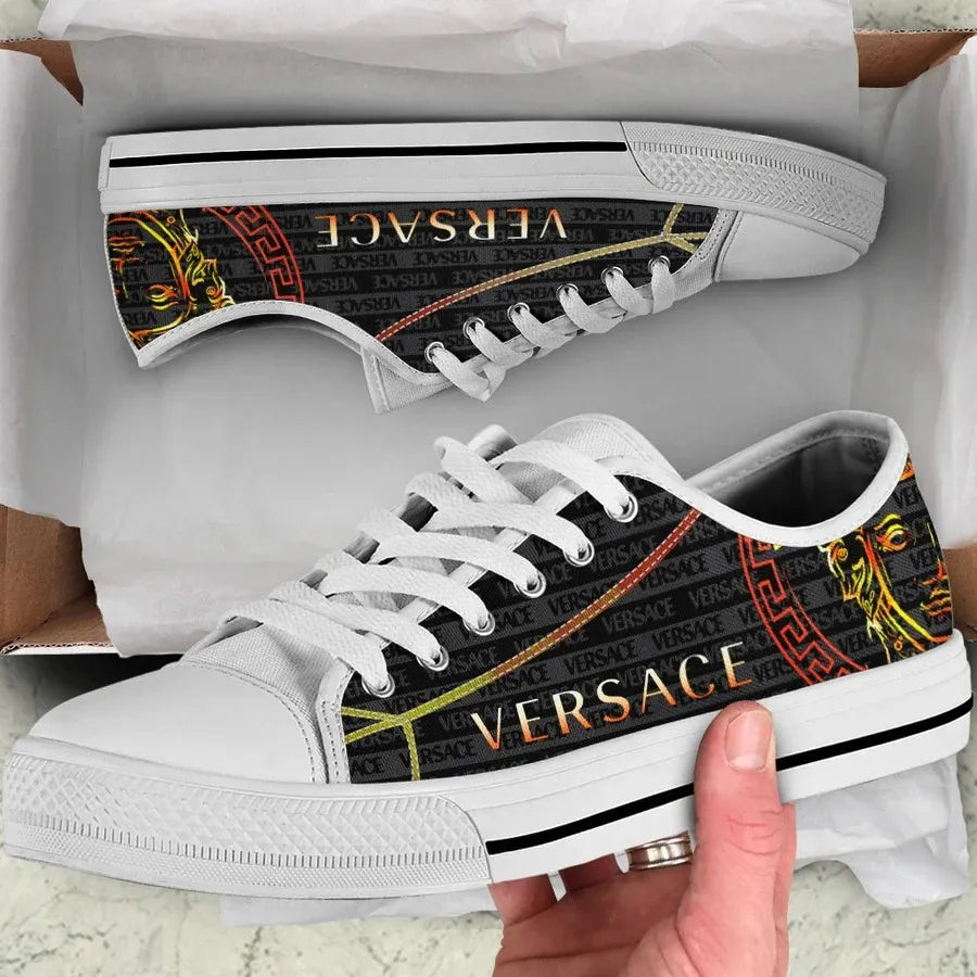 Sapatilhas com desenho de marcas de luxo: VERSACE