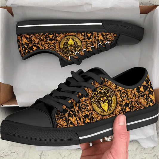 Sapatilhas com desenho de marcas de luxo: VERSACE