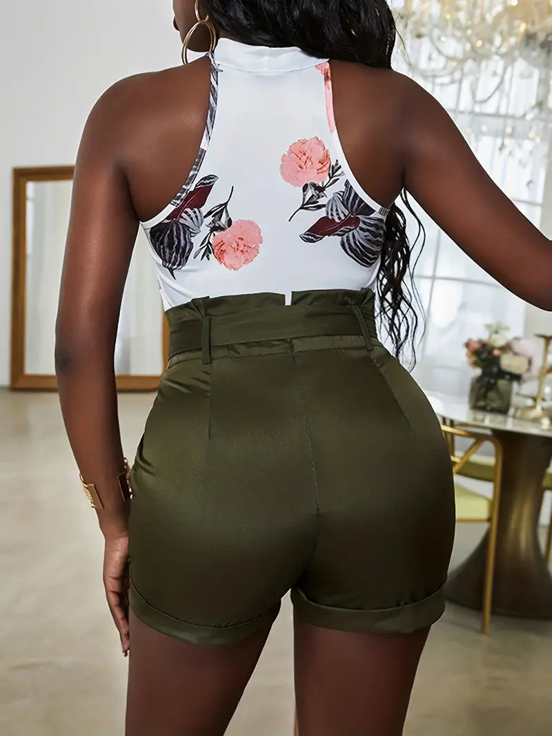 Conjunto de duas peças, regata com estampa floral e shorts com cinto