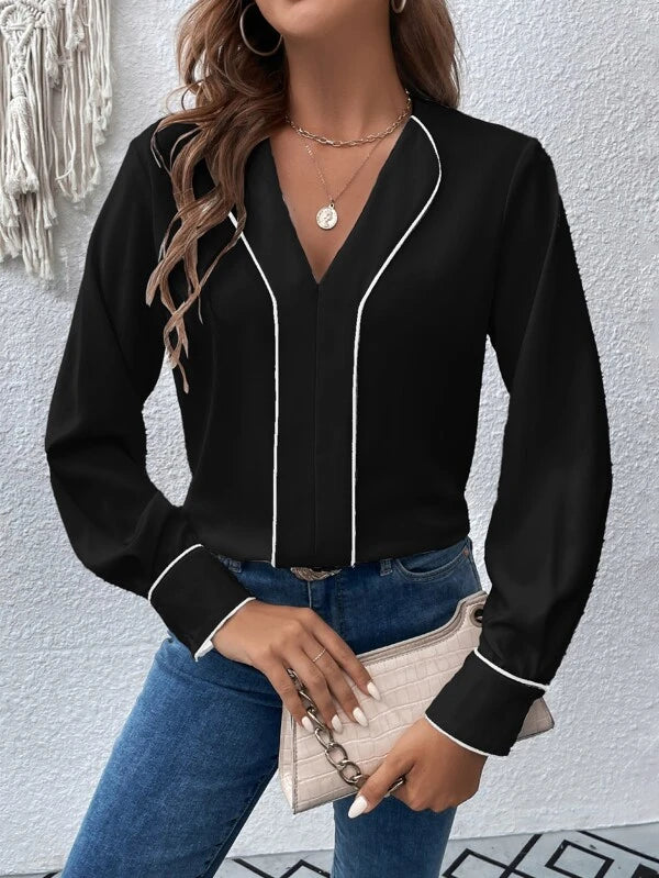 Blusa branca com decote em V contrastante