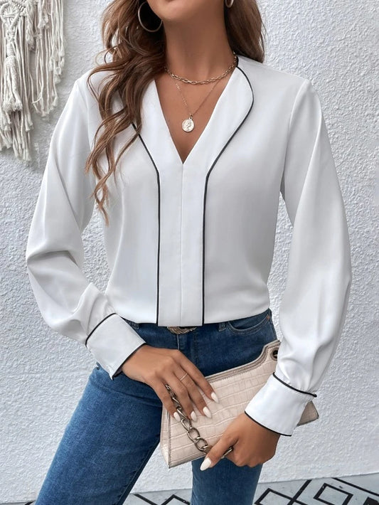 Blusa branca com decote em V contrastante