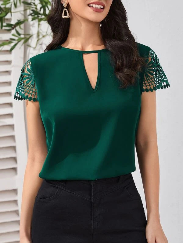 Blusa guipure de renda com decote fechadura