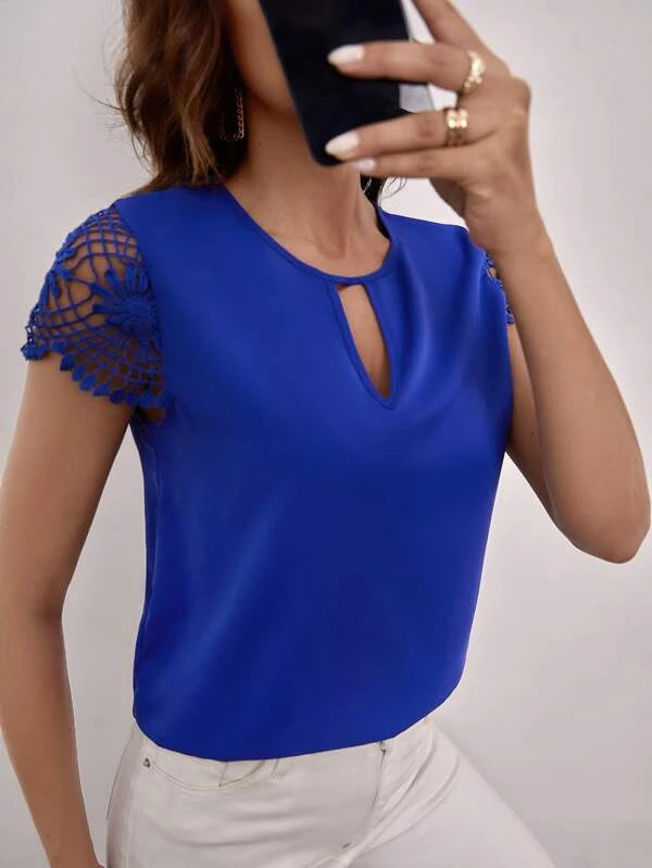 Blusa guipure de renda com decote fechadura