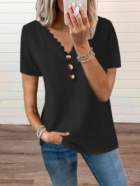 Camiseta de manga curta com botões de renda e decote em V